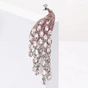 Détail de broche paon avec strass roses et plumes pendantes en alliage argenté