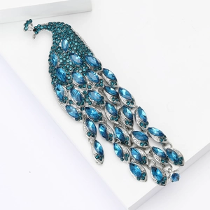 Élégante broche paon avec cristaux bleus et strass sur une base en alliage argent