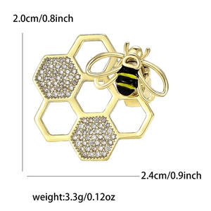 Détails de la broche abeille montrant la hauteur 2,0cm et la largeur 2,4cm de l'objet