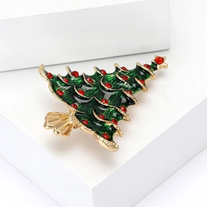 Broche sapin de Noël dorée à la mode avec émail vert et strass rouges étincelants décorés