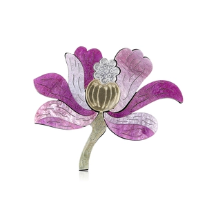 Prachtige paarse acryl lotusbloem broche met parelmoerglans en een gouden hart