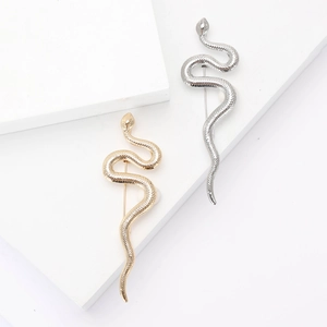 Broche Serpent en Forme de S en Alliage Électroplaqué pour Hommes Femmes Texture d'Écailles Individuelle Épingle de Revers Bijoux