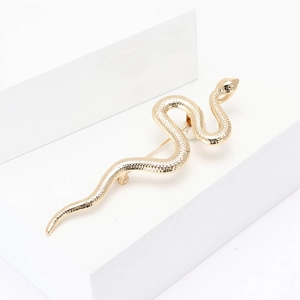 Broche serpent dorée vintage avec texture d'écailles pour manteaux et costumes
