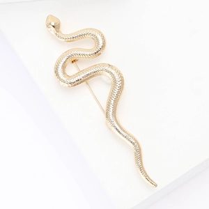 Élégante broche serpent dorée avec écailles texturées pour revers de costume