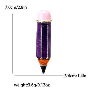 Vue détaillée d'une broche crayon en émail violet, dimensions 7,0 cm et poids 3,6 g