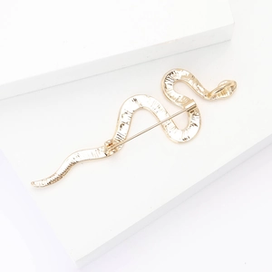 Vue détaillée d'une broche serpent plaquée or avec surface texturée et épingle de sûreté