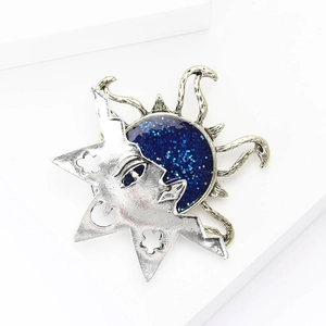 Retro-Brosche mit Sonne und Mond, dunkelblauem Glitzer und silbernem Finish