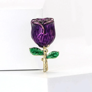 Dettaglio della spilla a rosa in smalto viola con stelo dorato e foglie verdi
