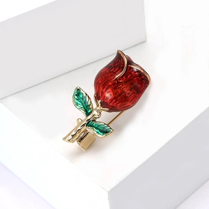 Spilla vintage a rosa rossa in smalto con foglie verdi e lega dorata per donna