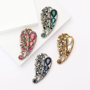 Vintage Alloy Hollow Leaf Brooch With Rhinestones High-End Fashion Pin For Women Suit Cardigan Jewelry Accessory