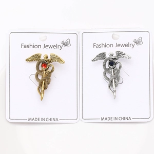 Détail de broches médicales Caducée avec serpents ailés et cristaux colorés incrustés