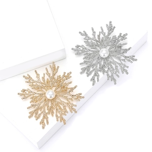 Vintage Alloy Faux Artificial Pearl Snowflake Brooch For Women Elegant Gold Silver Plated Christmas Festive Sweater Coat Accessory