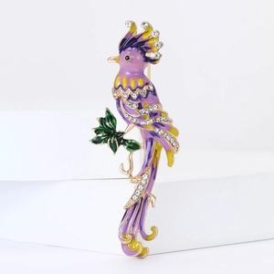 Vue détaillée d'une broche perroquet en émail avec plumes mauves et cristaux