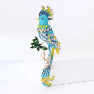 Broche perroquet exquise en émail avec plumes bleues et strass sur support blanc