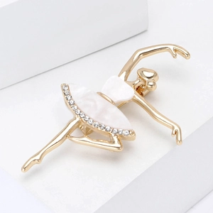 Eleganter goldener Tanzendes Mädchen Brosche mit weißen Strasssteinen auf Marmor
