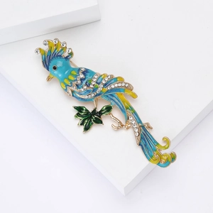 Broche perroquet élégante avec émail coloré et strass brillants sur branche dorée