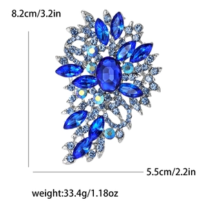 Detailansicht der silbernen Vintage-Brosche mit blauen Strasssteinen und Kristallen