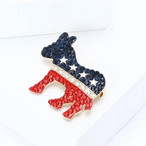 Broche âne patriotique avec strass rouges bleus blancs sur un socle blanc
