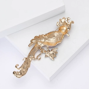Vue détaillée du dos d'une broche perroquet dorée avec épingle en alliage robuste