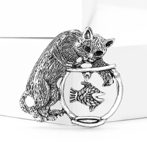 Detailansicht der Vintage Katzen-Brosche in Altsilber mit feinen Gravuren und Details