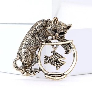 Vintage Goldene Katzenbrosche mit hängendem Fischdetail für Anzüge und Pullover Zubehör