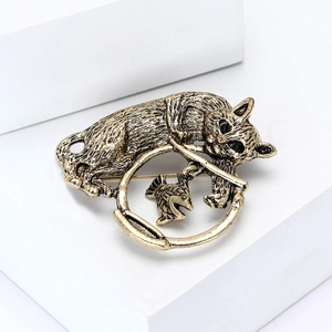 Vintage-Brosche aus Goldlegierung mit Katzen-Angeln-Design auf weißem Block
