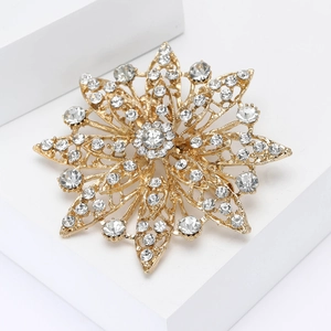 Elegant gold-plated floral brooch with sparkling rhinestones for women's suits and coats