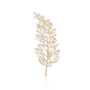 Exquisite golden leaf brooch with white pearls for women's elegant fashion outfits