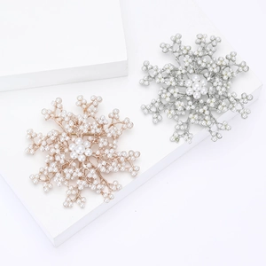 Elegant Alloy Artificial Pearl Snowflake Brooch For Women Exquisite Christmas Style Pin For Coat Dress Wedding Banquet Accessories