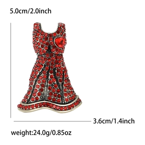 Détail de la broche robe rouge avec strass, dimensions 5,0 cm par 3,6 cm