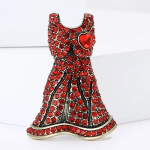 Vue détaillée d'une broche robe vintage sertie de strass rouges et diamant cœur sur socle