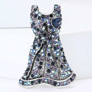 Élégante broche en alliage en forme de robe avec strass bleus et gemme en cœur sur fond blanc
