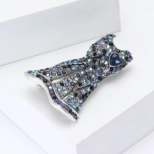 Broche robe en alliage argenté ornée de strass violets et bleus étincelants