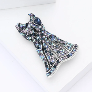 Élégante broche robe argentée avec strass bleu en cœur et ornements en cristal brillant