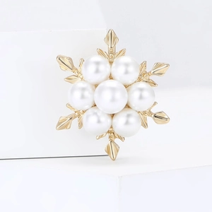 Élégante broche flocon de neige avec sept perles sur base en alliage doré pour femme