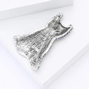 Vue détaillée du dos de la broche robe en alliage avec fermoir épingle de sûreté en métal
