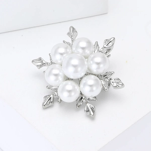 Élégante broche flocon de neige avec sept perles et pétales en métal argenté ciselé