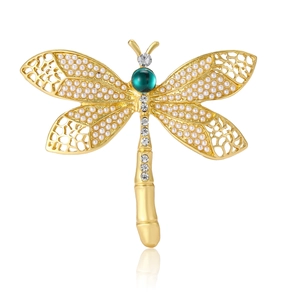 Broche libellule élégante en or avec ailes en perles et pierre précieuse verte sur blanc