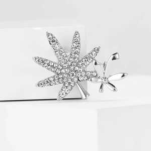 Spilla a foglia d'acero elegante in lega d'argento con intarsio di zirconi brillanti