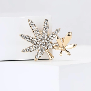 Squisita spilla doppia foglia di acero dorata con cristalli scintillanti per moda elegante