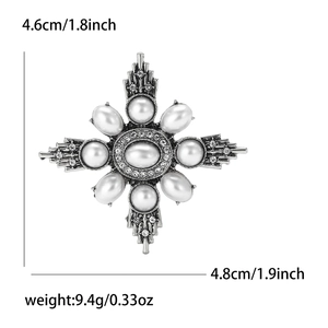 Vintage silver star brooch with white pearls and rhinestones measuring 4.8cm wide
