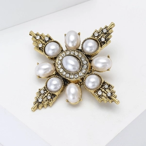 Vintage baroque pearl star brooch in antique gold alloy with shimmering rhinestones