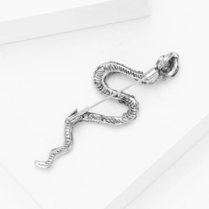 Vue détaillée du dos de la broche serpent argentée montrant le fermoir et les détails du métal