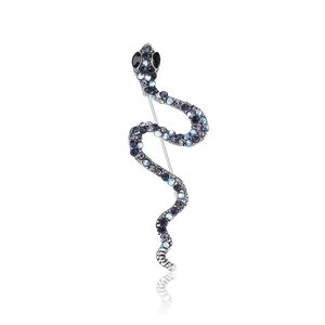 Broche serpent élégante en alliage argenté avec cristaux bleus et violets sur fond blanc