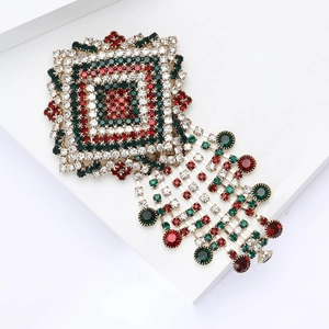 Eleganter Strass-Brosche mit roten und grünen Edelsteinen und Kaskaden-Metallquasten