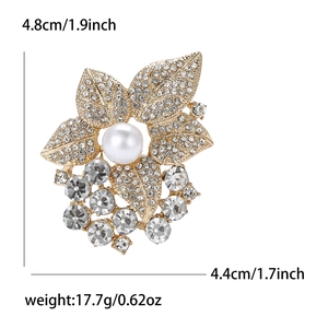 Broche fleur vintage dorée avec perles et strass sur fond blanc, hauteur de 4,8 cm