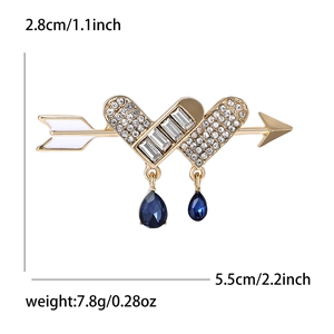 Spilla a cuore con freccia di Cupido placcata in oro con strass e gemme a goccia blu