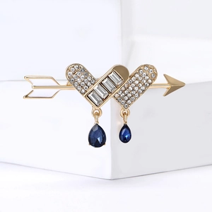 Spilla cuore di cupido dorata con strass bianchi e pendenti in cristallo blu scuro