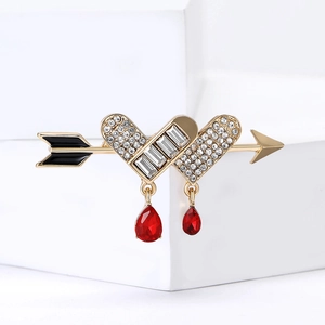 Spilla cuore trafitto da freccia in lega dorata con strass e pietre preziose rosse