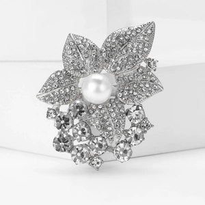 Élégante broche feuille argentée avec perle centrale et cristaux de strass facettés